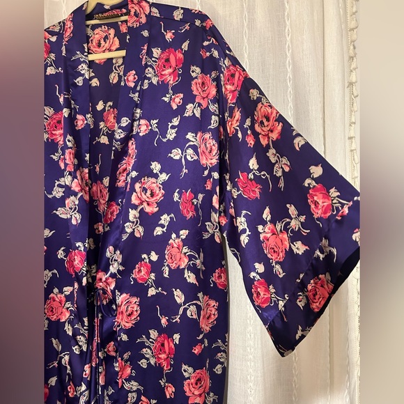 Solange Satin Robe. Sz 22/28 with inside tie and side pockets. - Picture 3 of 9